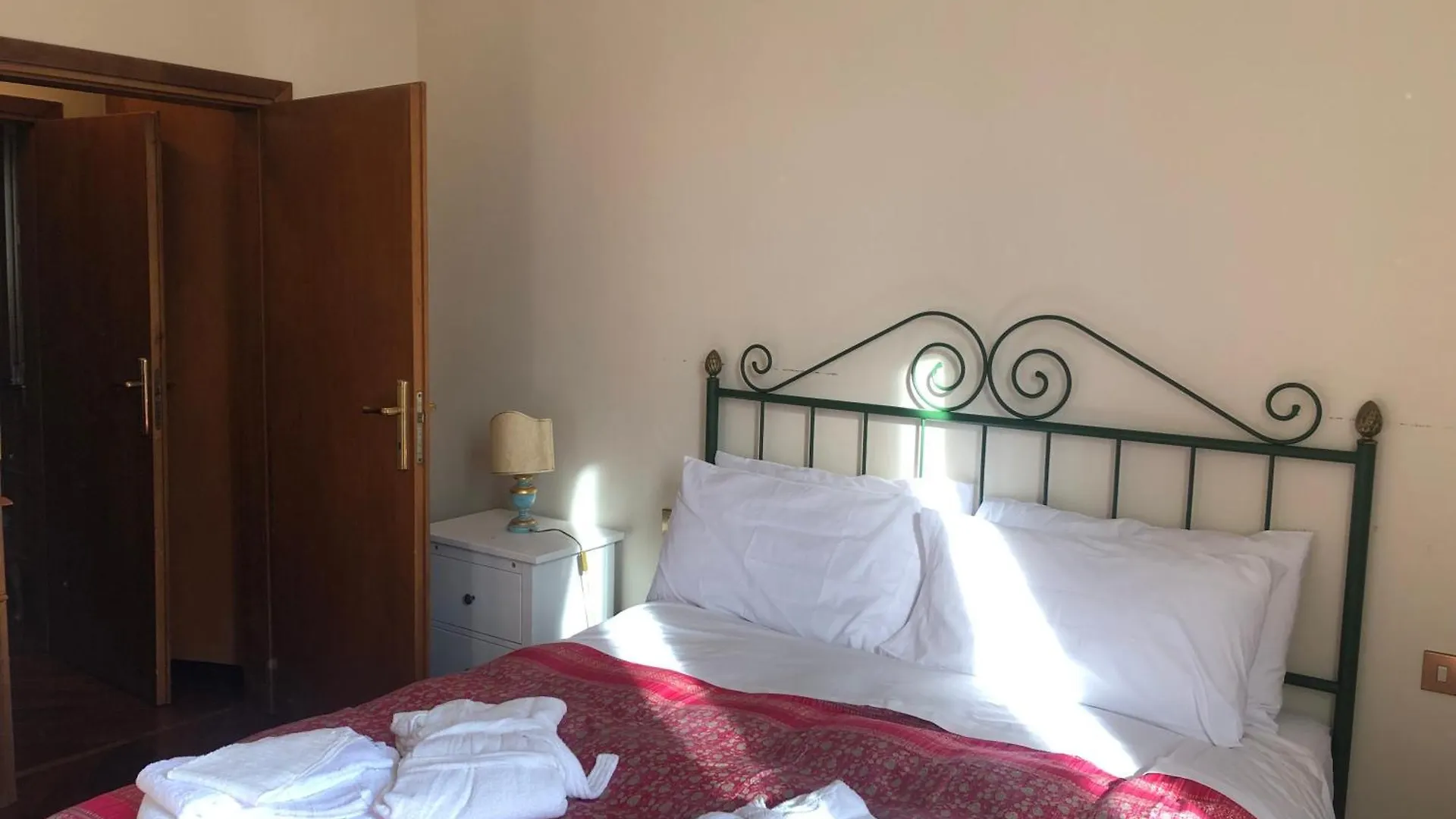 Rosso Fiorentino Florence Apartment